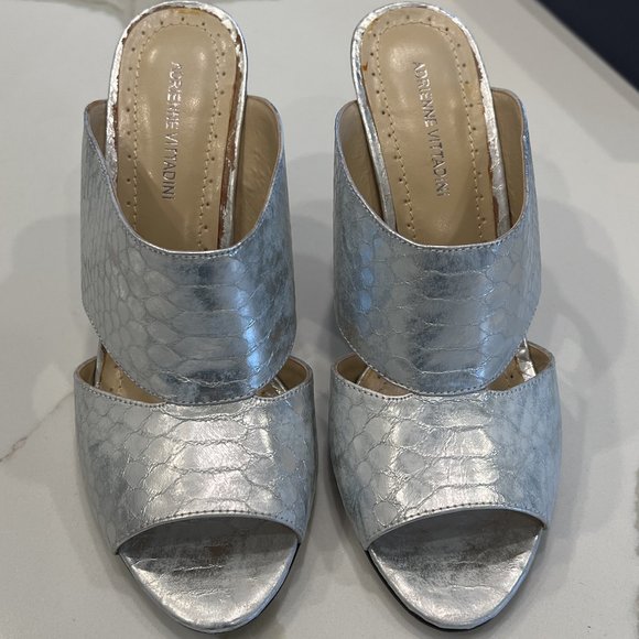 NIB Adrienne Vittadini Gunn Silver Metallic Snakeskin Sandals/Mules Size 8 1/2 - Picture 7 of 10